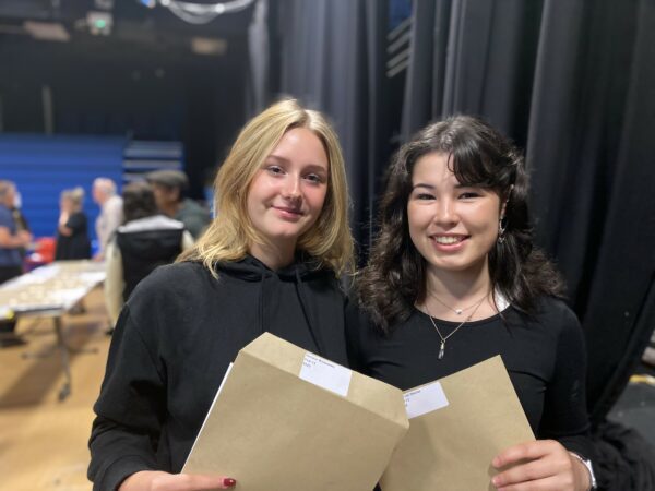 Victoria Wodzinska (l) And Rose Lynn Mcrae (r)